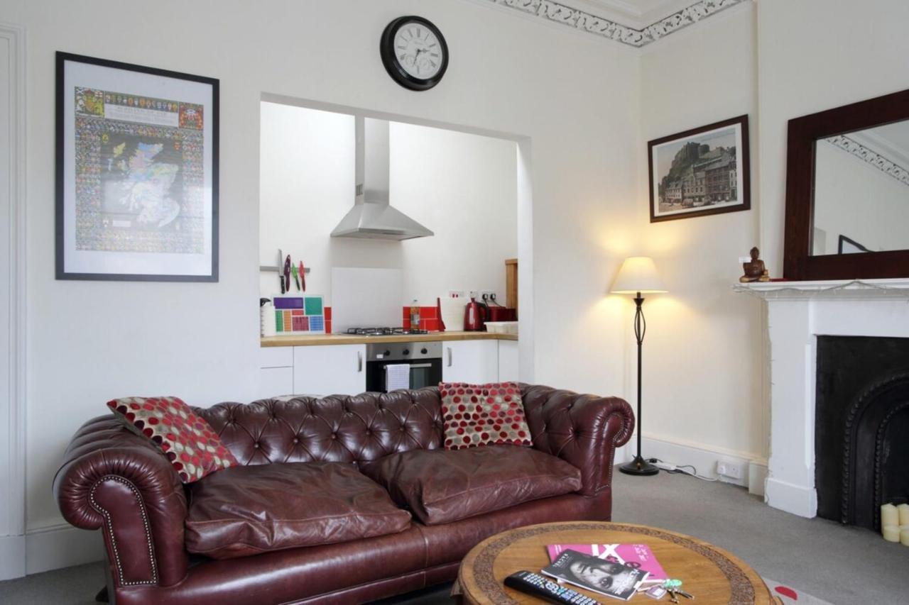 Modern And Colourful Flat By The Castle Apartment Edinburgh Exterior photo