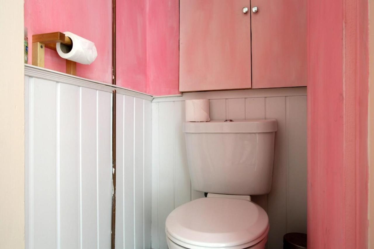 Modern And Colourful Flat By The Castle Apartment Edinburgh Exterior photo