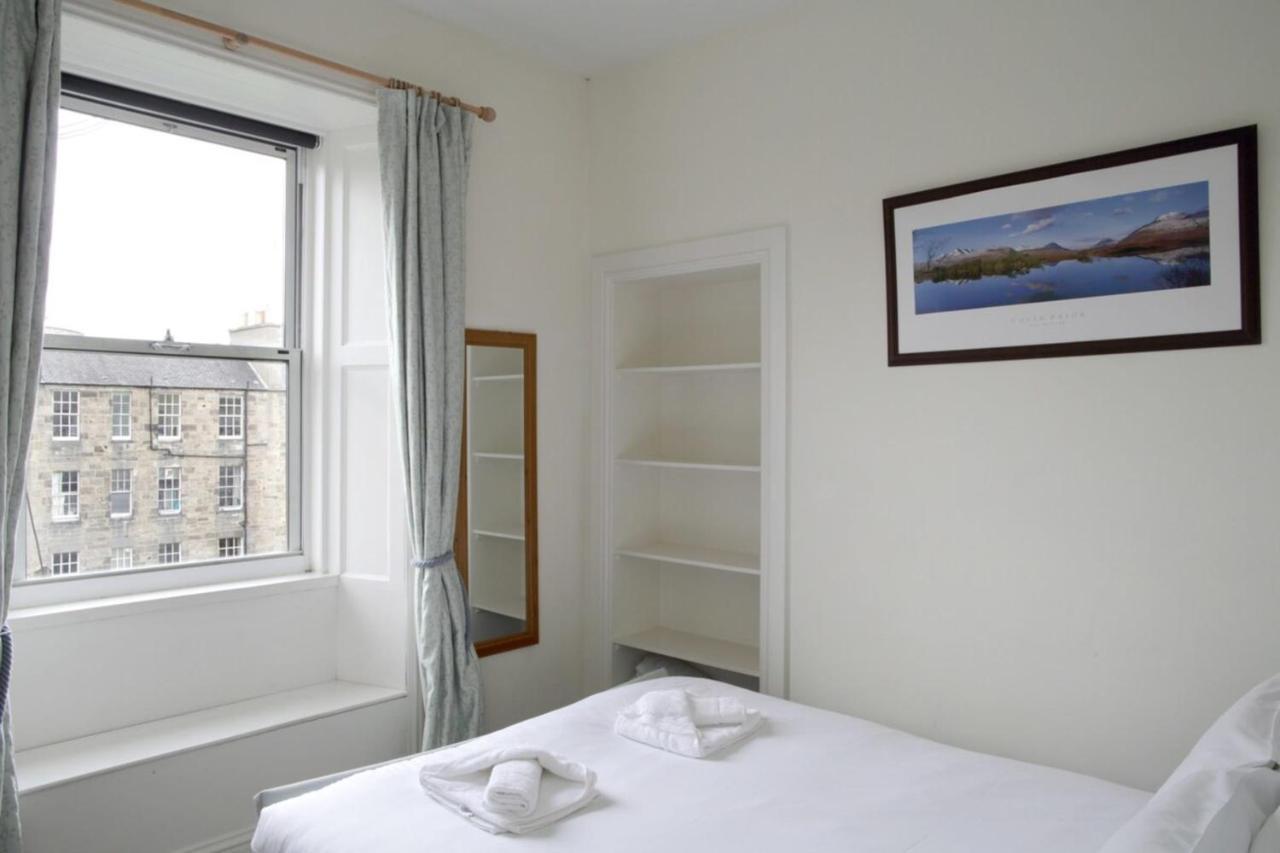 Modern And Colourful Flat By The Castle Apartment Edinburgh Exterior photo