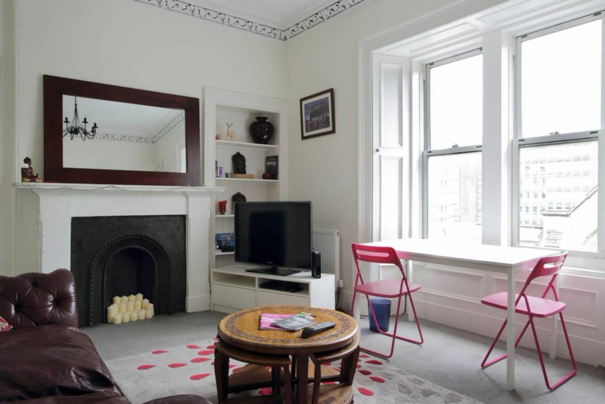 Modern And Colourful Flat By The Castle Apartment Edinburgh Exterior photo